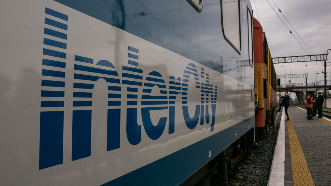 A Munkács és Budapest között közlekedő Latorca IC indulás előtt a munkácsi vasútállomáson 2018. december 9-én. Elindult a két város között a normál nyomtávon közlekedő közvetlen InterCity járat, a korábbi 9 és fél óráról 7 órára csökkent a menetidő.