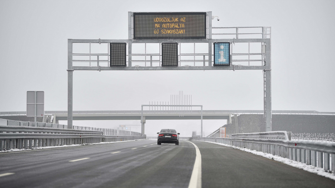 Gépjármű közlekedik az M4-es autópálya első szakaszán, Berettyóújfalu közelében az átadás napján, 2018. december 20-án. Ezen a napon adták az M35-ös autópálya befejező, 481. számú főút és Berettyóújfalu közötti szakaszát is. Az összesen 23 kilométer hosszú két pályaszakasz 62 milliárd forint európai uniós forrás felhasználásával, a magyar állam társfinanszírozásával valósult meg.