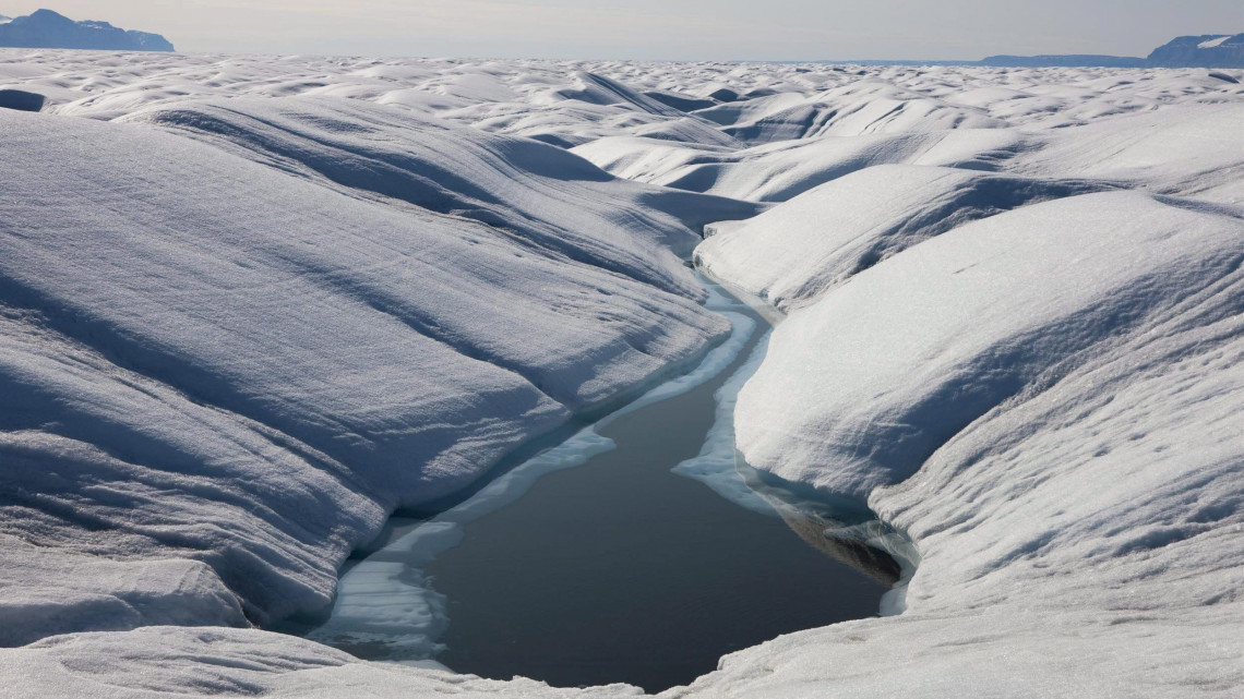 Grönland, 2010. augusztus 7.A Greenpeace nemzetközi környezetvédő mozgalom által 2009-ben közzétett felvétel a Grönland északi részén található Petermann-gleccserről. 2010. augusztus 5-én egy hatalmas, 260 négyzetkilométeres darab szakadt le a Petermann-gleccserből az amerikai Delaware szövetségi állam egyetemének bejelentése szerint. A jégtömb négyszer akkora, mint a New York-i Manhattan városrész. Utoljára 1962-ben szakadt le egy ekkora jégdarab az Északi-sarkvidéken. (MTI/EPA/Nick Cobbin)