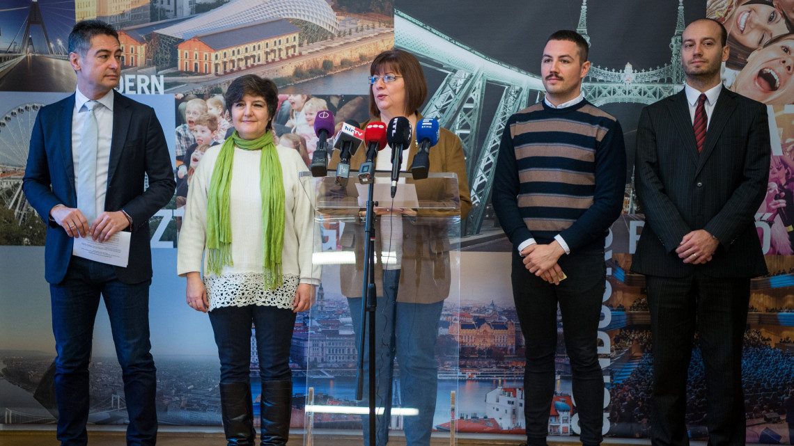 Gy. Németh Erzsébet, a Demokratikus Koalíció (DK) fővárosi képviselője, elnökségi tagja (k) beszél, mellette V. Naszályi Márta, a Párbeszéd (b2), Horváth Csaba, az MSZP (b), valamint Gál József, az LMP (j2) és Tokody Marcell, a Jobbik fővárosi képviselője sajtótájékoztatójukon a Főpolgármesteri Hivatalban 2018. december 20-án. A tájékoztatón bejelentették, hogy közösen lépnek fel a munkaidő-beosztás önkéntes megváltoztatásáról szóló, általuk rabszolgatörvénynek nevezett jogszabály ellen.