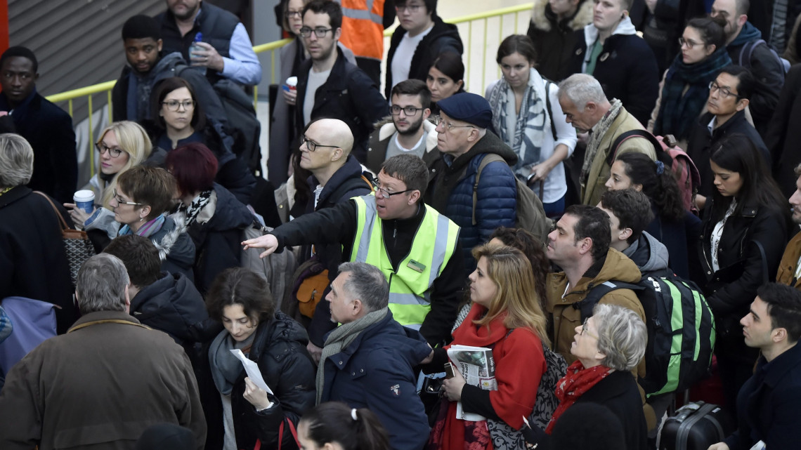 London, 2016. december 16. Utasok várakoznak a Gatwick Express vállalat egyik vonatára a londoni Victoria vasútállomáson 2016. november 16-án, miután az Aslef brit vasúti és metróalkalmazottak szakszervezetének felhívására ismét sztrájkba léptek a mozdonyvezetők a Southern vasúttársaság üzemeltetésében álló vonalakon.(MTI/EPA/Hannah McKay)