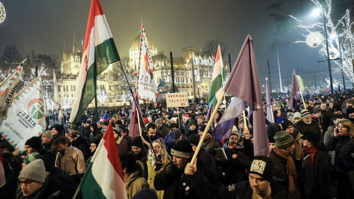 Ellenzéki tüntetés a fővárosban a Parlament előtt, a Kossuth téren 2018. december 21-én.