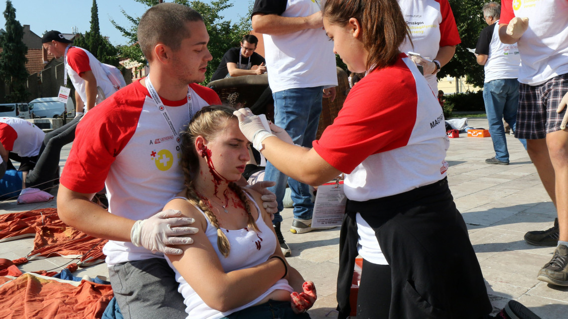 Szimulált sérültet lát el egy csapat a Magyar Vöröskereszt 47. Országos Elsősegélynyújtó Versenyének döntőjében 2018. szeptember 8-án Miskolcon. 