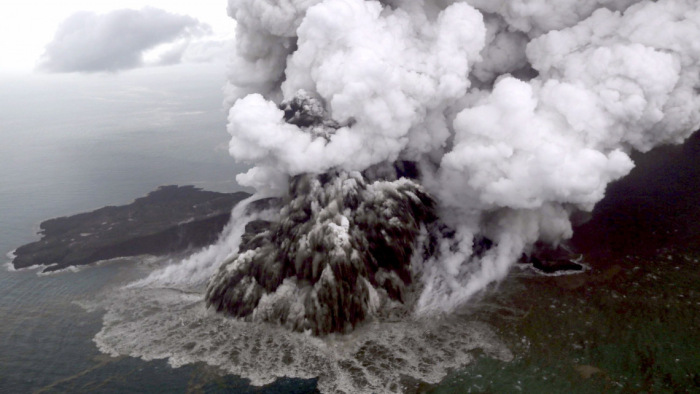 Vulkáni lejtőomlás okozta a cunamit