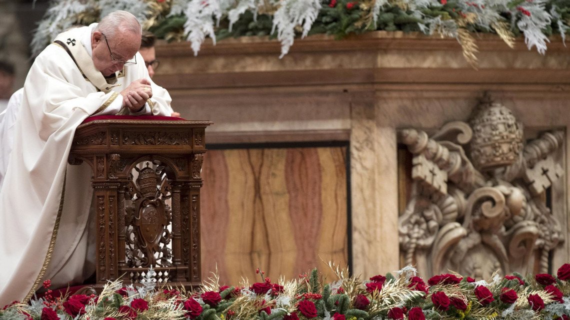 Vatikánváros, 2017. december 25.Ferenc pápa a karácsonyi éjféli szentmisén a vatikáni Szent Péter-bazilikában 2017. december 24-én. (MTI/EPA/Claudio Peri)