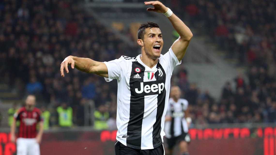 Cristiano Ronaldo, a Juventus játékosa a gólját ünnepli az olasz első osztályú labdarúgó-bajnokság 12. fordulójában játszott AC Milan - Juventus mérkőzésen a milánói San Siro stadionban 2018. november 11-én. A címvédő Juventus 2-0-ra győzött idegenben.