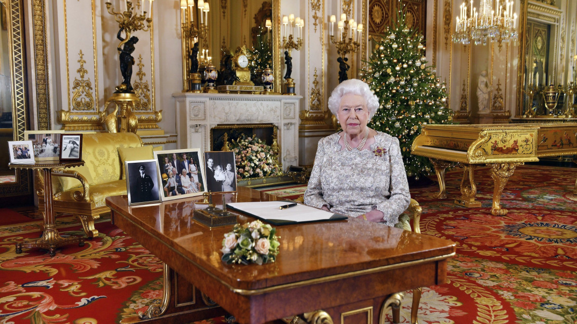 2018. december 25-én közreadott kép II. Erzsébet brit uralkodóról a hagyományos karácsonyi üzenetének felvételét követően a londoni Buckingham-palotában.