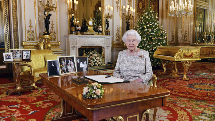 Békéről és jóakaratról beszélt karácsonyi üzenetében a brit uralkodó