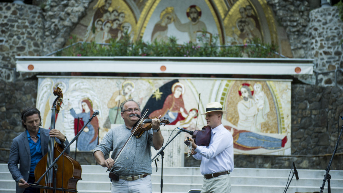 Csík János (k) a 15. Muzsikál az erdő - Mátrai Művészeti Napok rendezvénysorozat keretében a Mezzo zenekarral közösen adott koncertjén a mátraverebély-szentkúti nemzeti kegyhelyen 2018. július 2-án.