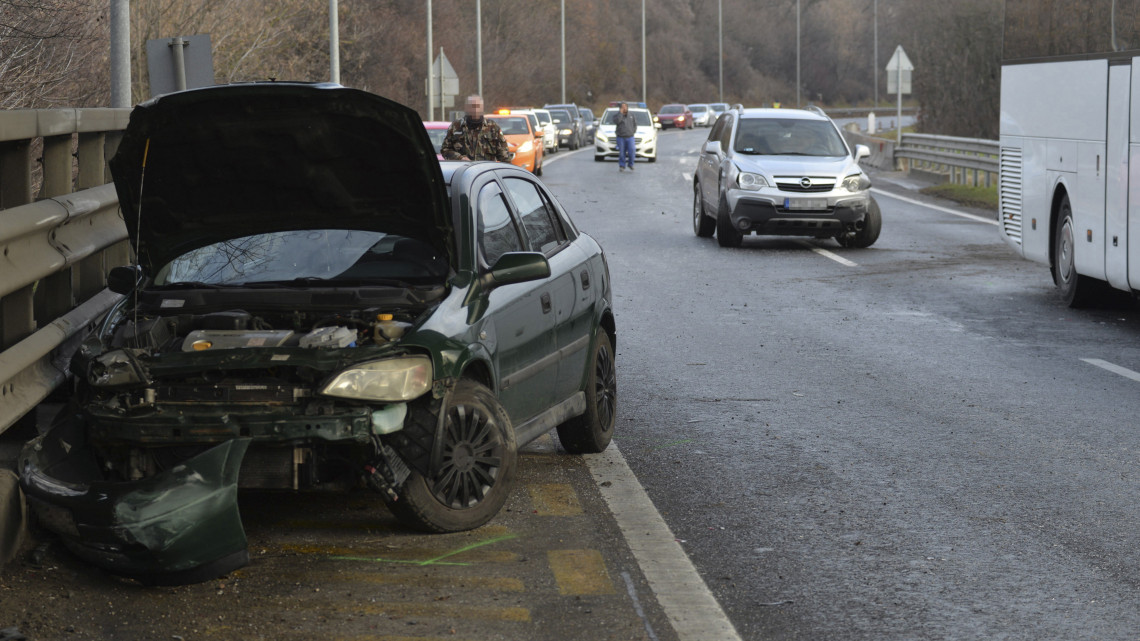 Összetört személygépkocsik 2018. december 27-én az M7-es autópályán Törökbálint térségében, ahol tömegbaleset történt. A Balaton felé vezető oldalon hét személyautó, egy kisbusz és egy menetrend szerinti busz karambolozott. A balesetben három ember sérült meg könnyebben, a buszon tizenhárman utaztak, egyiküknek sem esett baja.