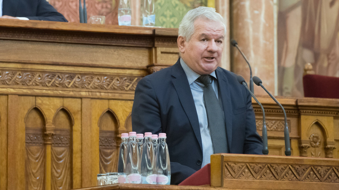 Kiss-Rigó László szeged-csanádi megyés püspök beszédet mond az Európai sorsközösség a kereszténység védelmében - a Hunyadiaktól napjainkig című konferencián az Országház Felsőházi üléstermében 2018. november 14-én.