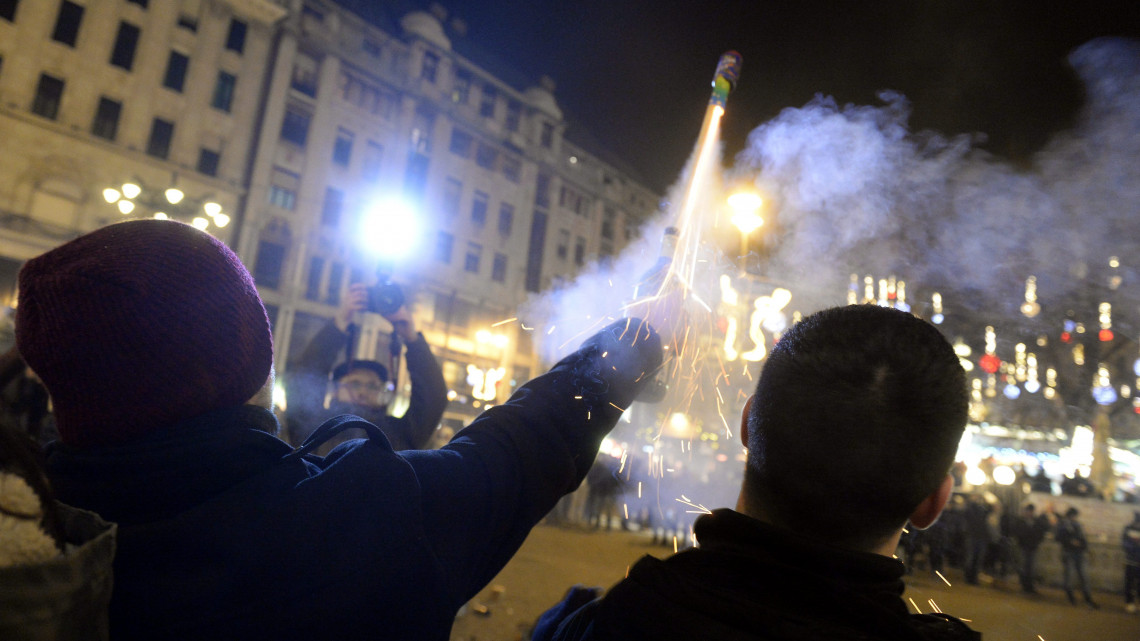 Szilveszterezők búcsúztatják az óévet a belvárosi Vörösmarty téren 2015. december 31-én.