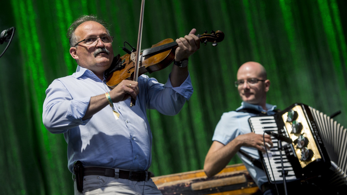 Csík János hegedűn játszik a Csík zenekar koncertjén a 10. Fishing on Orfű fesztivál nyitónapján 2017. június 20-án.