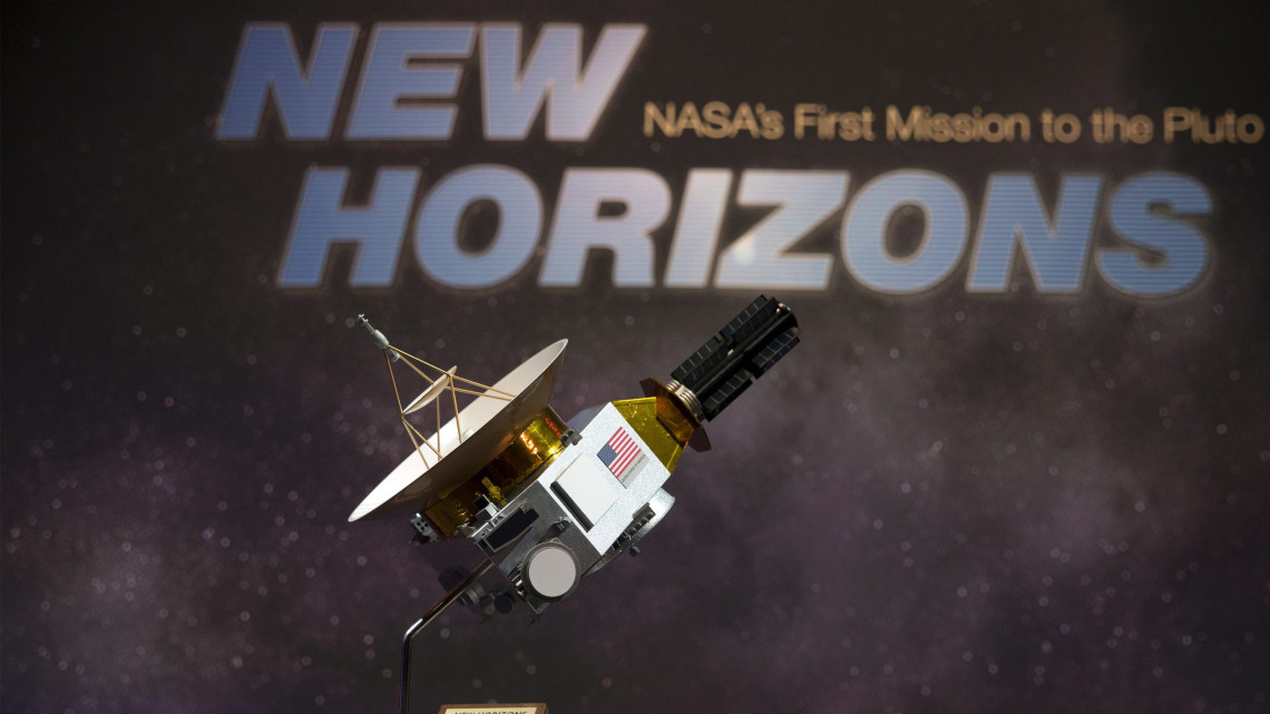 Laurel, 2015. július 14.A NASA New Horizons űrhajójának modellje élő televíziós közvetítésen a Johns Hopkins Egyetem alkalmazott fizika laboratóriumában a 2015. július 14-én. A NASA tudóscsapatának 2006-ban felbocsátott űrhajója az eddigi legközelebbi és legjobb minőségű felvételt készítette a Plútó törpebolygóról. (MTI/EPA/Michael Reynolds)