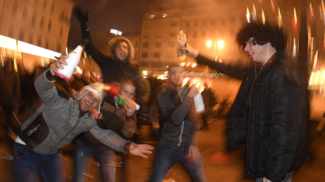 Szilveszterezők a belvárosi Vörösmarty téren 2018. január 1-jére virradó éjjel.
