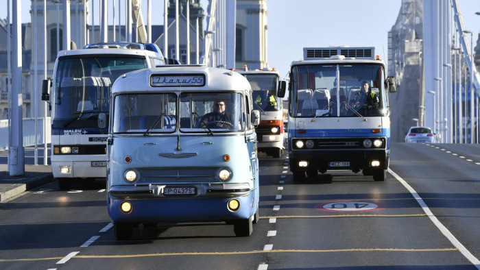 Eszméletlen autóbusz-felvonulás Budapesten - fotók