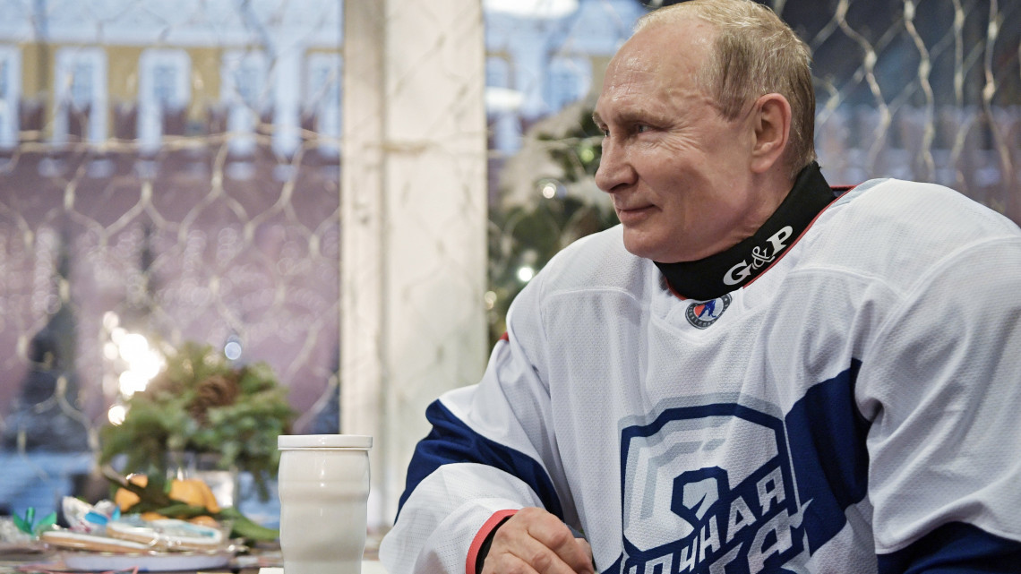 Vlagyimir Putyin orosz elnök a Night Hockey League nevű, visszavonult klasszisokat felvonultató jégkorongmérkőzésen a moszkvai Vörös téren 2018. december 29-én.