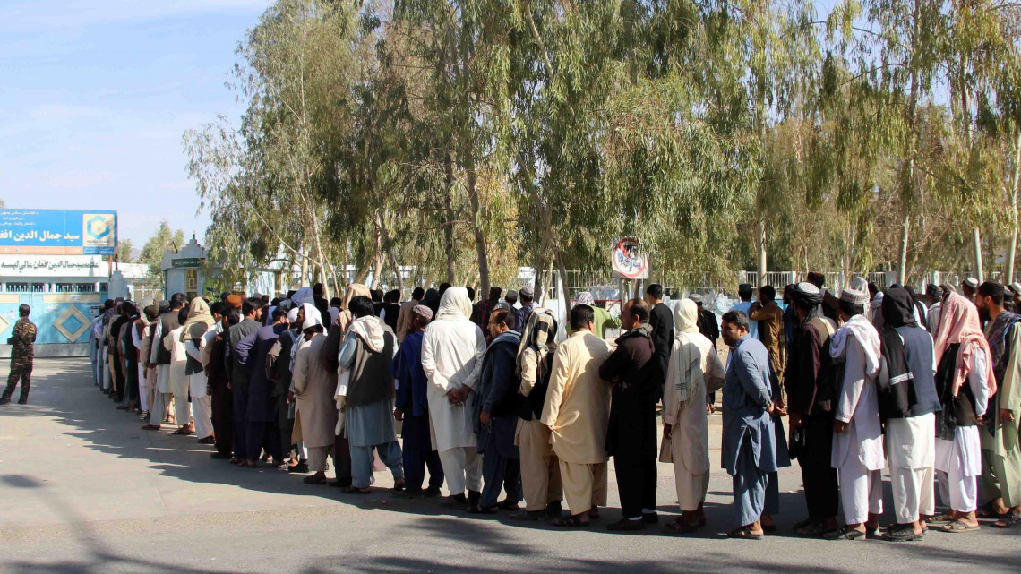 Voksolásra váró afgán férfiak Kandahár déli tartomány azonos nevű székvárosában 2018. október 27-én, a Kandahárban egy héttel későbbre halasztott parlamenti választások napján. Az új időpontot azért kellett kitűzni, mert radikális iszlamista tálibok meggyilkolták Abdul Razek helyi rendőrfőnököt. A választási bizottság szerint a tartomány 1113 szavazóhelyiségében 111 jelölt száll ringbe 11 képviselői mandátumért.