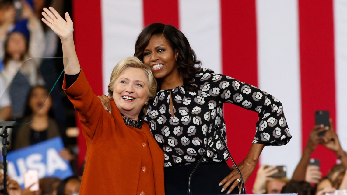 Winston-Salem, 2016. október 27.Hillary Clinton demokrata párti elnökjelölt (b) és Michelle Obama, Barack Obama amerikai elnök felesége Clintonnak az észak-karolinai Winston-Salemben tartott kampányrendezvényén 2016. október 27-én. Az Egyesült Államokban november 8-án tartanak elnökválasztást. (MTI/EPA/Brian Blanco)