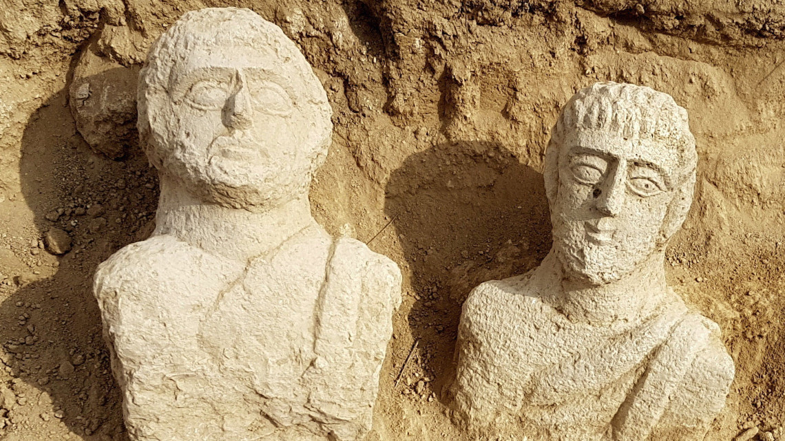 Az Izraeli Régészeti Hatóság által 2018. december 30-án közreadott kép két, 1700 évesre becsült mellszoborról a Jordán völgyében fekvő Bét-Seánban. A késő római korból származó lelet mészkőből készült.