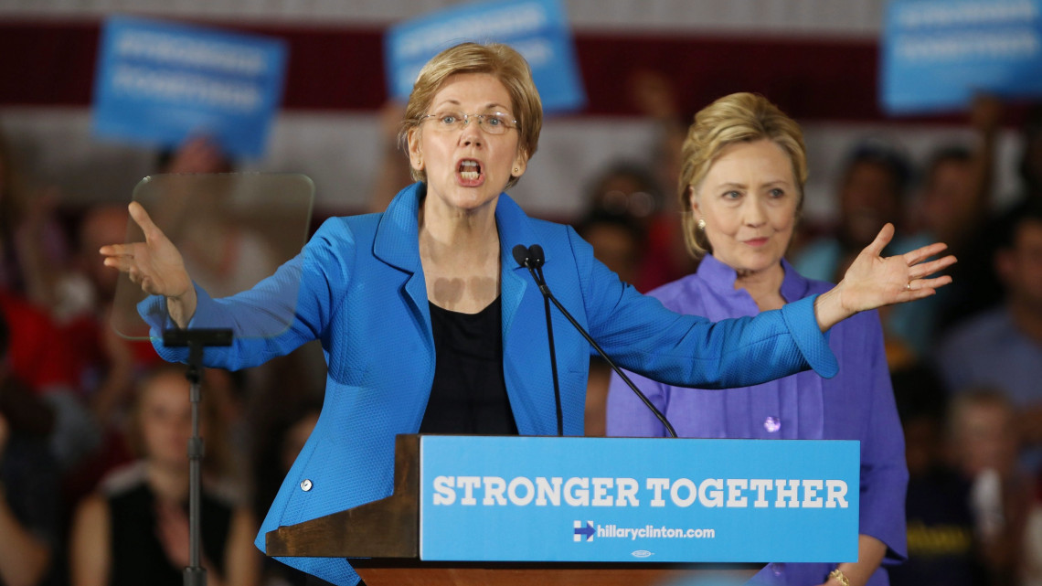 Cincinnati, 2016. június 27.Hillary Clinton, a Demokrata Párt várható elnökjelöltje (j) és Elizabeth Warren demokrata párti szenátor a Cincinnati Múzeumi Központban tartott kampánygyűlésen 2016. június 27-én. (MTI/EPA/Mark Lyons)