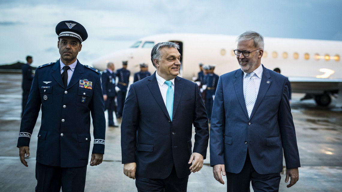 A Miniszterelnöki Sajtóiroda által közreadott képen Orbán Viktor miniszterelnök (k) érkezik Brazíliavárosba 2018. december 31-én este. A miniszterelnök január 1-jén Jair Bolsonaro megválasztott brazil elnök beiktatásán vesz részt.