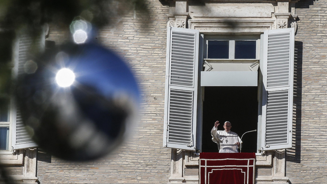 Ferenc pápa idei első Úrangyala (Angelus) imádságát mondja vatikáni lakosztályának a római Szent Péter térre néző ablakából 2019. január 1-jén.