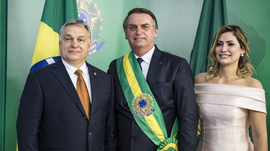 A Miniszterelnöki Sajtóiroda által közreadott képen Orbán Viktor miniszterelnök (b) Jair Bolsonaro megválasztott brazil elnök és felesége, Michele Bolsonaro társaságában a Brazíliavárosban tartott beiktatási ünnepségen 2019. január 1-jén.