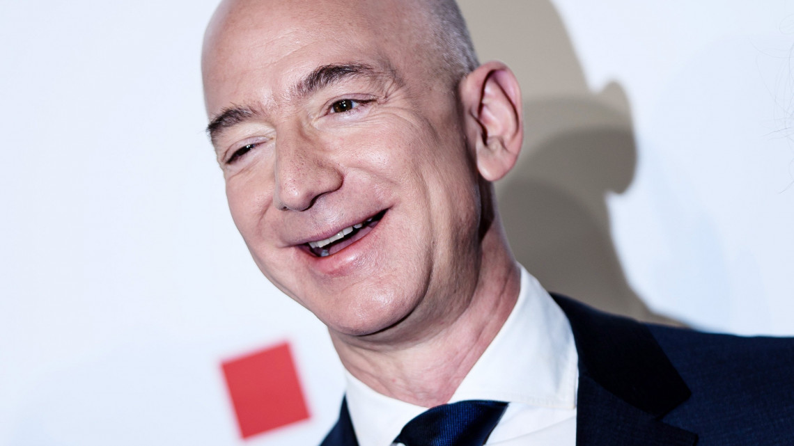 Berlin, 2018. április 24.Jeff Bezos amerikai mágnás, az Amazon internetes kereskedelmi cég alapító vezérigazgatója érkezik az Axel Springer német kiadóvállalat díjátadó ünnepségére Berlinben 2018. április 24-én. A rendezvényen Bezos - aki a Washington Post amerikai napilap tulajdonosa is egyben - vehette át a lapkiadó 2018-ban odaítélt díját. (MTI/EPA/Clemens Bilan)