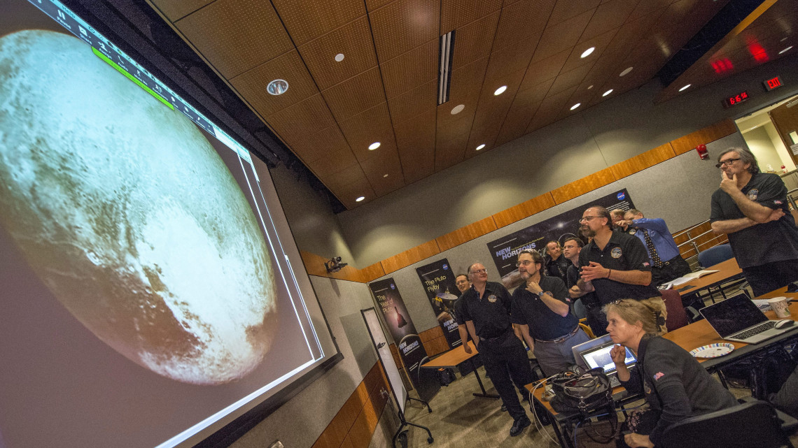 Laurel, 2015. július 14.A NASA által közreadott képen a New Horizons nevű tudóscsapat egy kivetítőn nézi a NASA 2006-ban felbocsátott New Horizons űrhajója által készített eddigi legközelebbi és legjobb minőségű felvételt a Plútó törpebolygóról a Johns Hopkins Egyetem alkalmazott fizika laboratóriumában 2015. július 14-én. (MTI/EPA/NASA/Bill Ingalls)