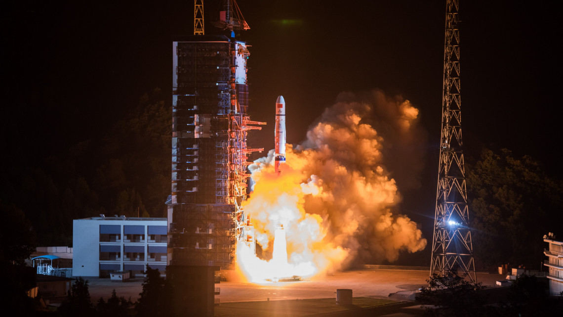 Hszicsang, 2018. május 22.Egy Hosszú Menetelés-4C hordozórakétával felbocsátják a Csüecsiao adattovábbító műholdat a Szecsuán (Sichuan) tartománybeli Hszicsangban 2018. május 21-én. A műhold a Föld és a tervezett Csango-4 Holdat kutató űrszonda közötti kommunikációt kapcsolja majd össze. (MTI/EPA)