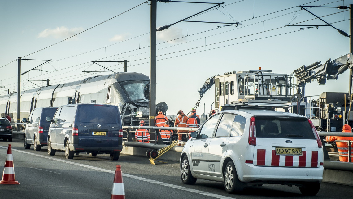 Személyszállító vonat kocsija a dániai Sjaelland és Fyn szigeteket összekötő Storebaelt hídon 2019. január 2-án. A hídon a viharos szél felkapta egy tehervonat szállítmányának egyes tárgyait, és azokat az ellentétes irányban haladó személyszállító szerelvény kocsijainak csapta. A balesetben hat ember életét vesztette, tizenhat pedig megsérült.