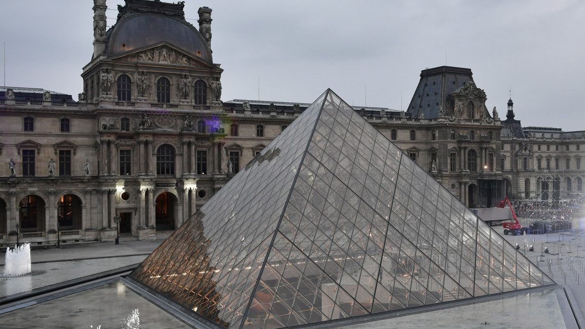Párizs, 2017. május 7.Emmanuel Macron volt szocialista gazdasági miniszter támogatói a párizsi Louvre múzeumnál 2017. május 7-én, miután a politikus győzött a francia elnökválasztás második fordulójában. (MTI/EPA/AFP pool/Philippe Lopez)
