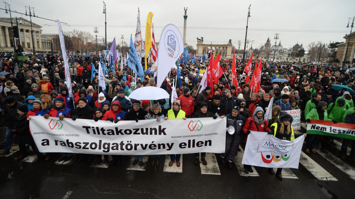A budapesti kormányellenes tüntetés résztvevői gyülekeznek a Hősök terén 2019. január 5-én.