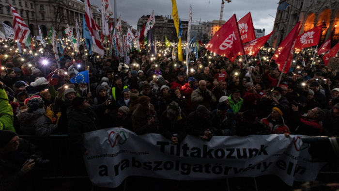 A túlóratörvényről és az EP-választásról is szó volt az újabb budapesti tüntetésen