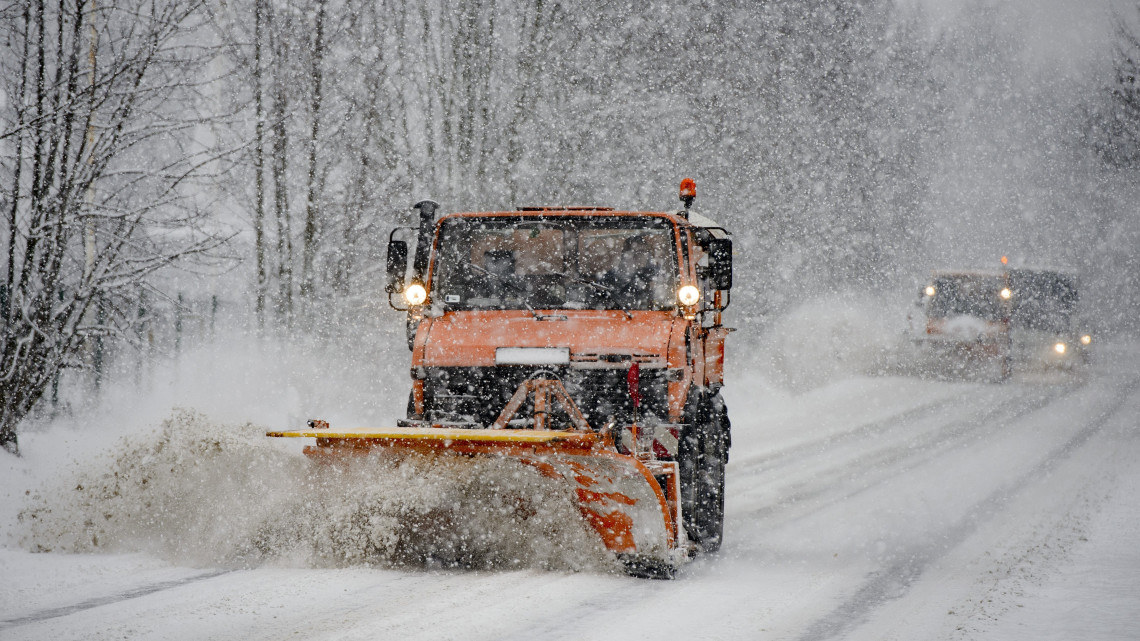 Hókotró a hóesésben Salgótarjánban 2019. január 5-én.