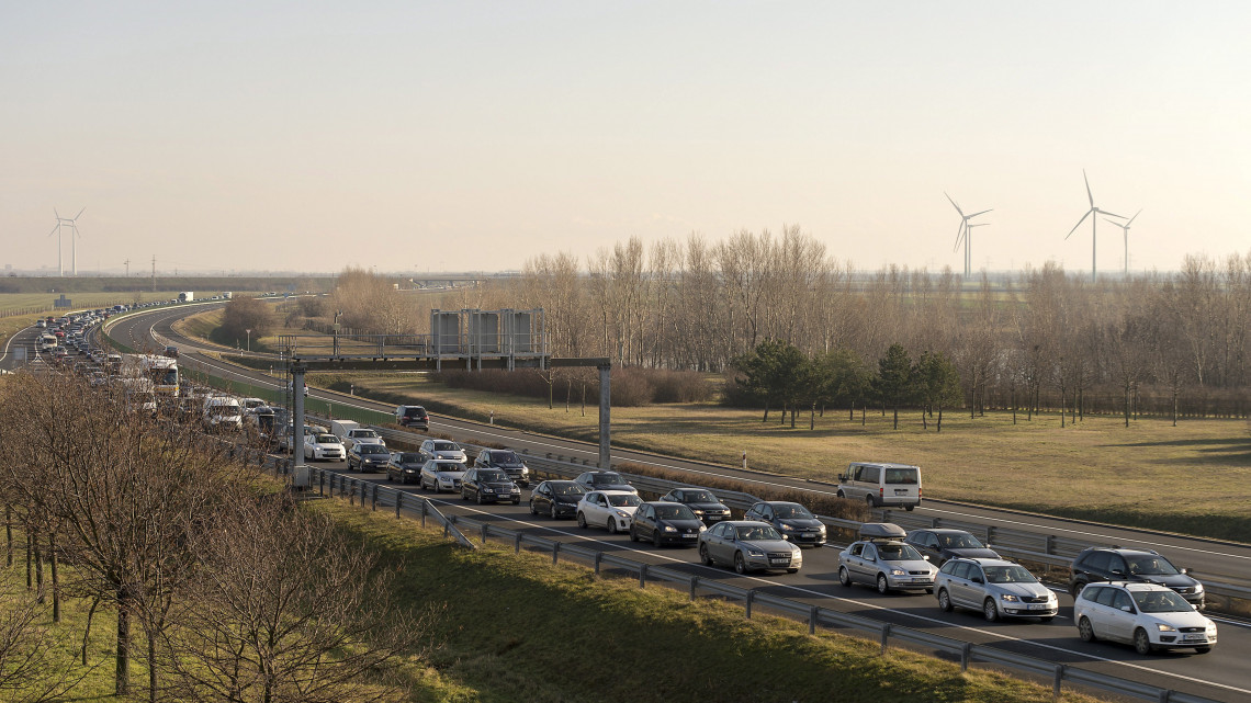 Járművek várakoznak 2018. január 6-án az M1-es autópályán a hegyeshalmi határátlépési pont közelében, ahol a megnövekedett forgalom miatt hat kilométeres torlódás alakult ki.