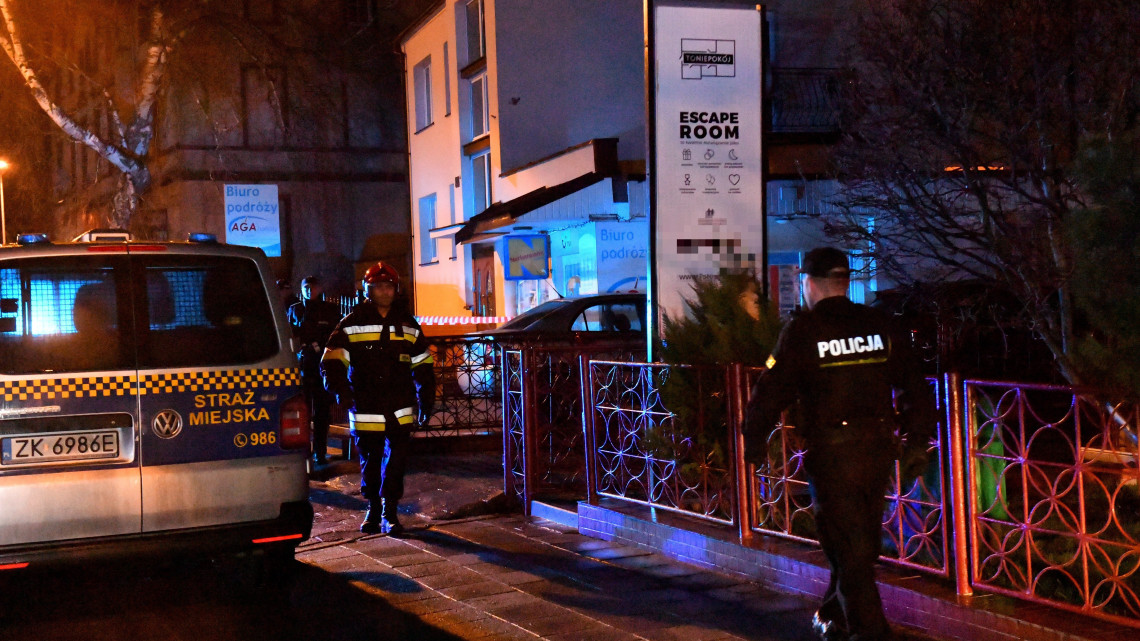 Rendőrök intézkednek egy szabadulószobánál, amelyben tűz ütött ki, öt tizenöt éves fiatal vendég halálát okozva az északnyugat-lengyelországi Koszalinban 2019. január 4-én.