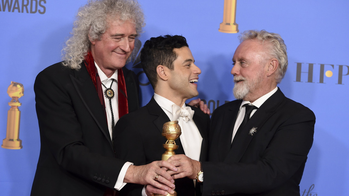 Rami Malek amerikai színész Brian May (b) és Roger Taylor brit zenészekkel, az egykori Queen rockzenekar tagjaival, miután átvette a legjobb drámai színésznek járó elsimerést a Bohém rapszódia (Bohemian Rhapsody) című alkotásban nyújtott alakításáért a Hollywoodban akkreditált külföldi újságírók szövetségének (HFPA) évente rendezett gálája, a Golden Globe-díjak 76. átadóünnepségén a kaliforniai Beverly Hillsben 2019. január 6-án.