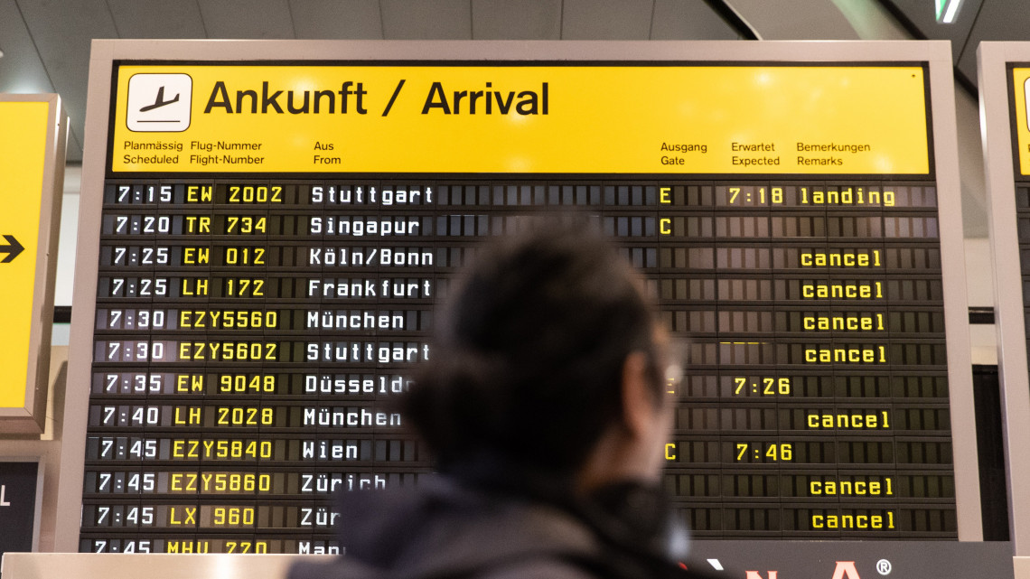Törölt járatok listája egy kijelzőn a berlini Tegel nemzetközi repülőtéren a ver.di német szakszervezet által meghirdetett sztrájk idején, 2019. január 7-én. A földi biztonsági és csomagkezelő személyzet mai napra meghirdetett figyelmeztető munkabeszüntetése számos járatot érint, és jelentős fennakadást okoz a légi kikötő működésében.