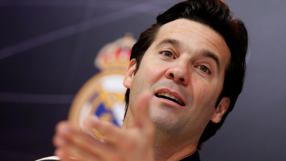 Santiago Solari, a Real Madrid spanyol labdarúgócsapat argentin vezetőedzője egy edzés után a madridi Valdebebas sportközpontban tartott sajtóértekezleten 2019. január 2-án.