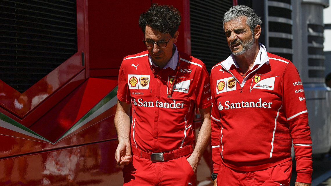 Maurizio Arrivabene, a Ferrari csapatfőnöke (j) és Mattia Binotto, a csapat technikai igazgatója a Forma-1-es Magyar Nagydíj rajtja előtt a mogyoródi Hungaroringen 2017. július 30-án.