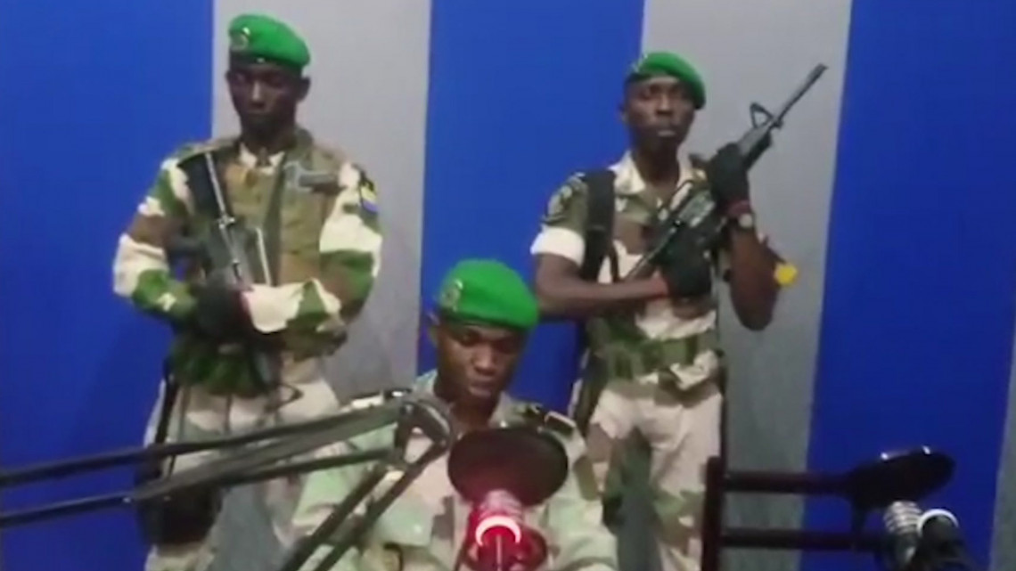 A gaboni állami televízió felvételén Obiang Ondo Kelly főhadnagy, a köztársasági gárda főparancsnok-helyetteseként bemutatkozva bejelenti, hogy a katonaság Ali Bongo elnök távollétében átvette az ország irányítását a gaboni fővárosban, Libreville-ben 2019. január 7-én. A hadsereg megszállta az állami rádió és tévé székházát, kijárási tilalmat vezetett be a fővárosban, ahol harckocsik és páncélozott járművek járőröznek az utcákon. A gaboni államfő jelenleg Marokkóban tartózkodik, ahol egy agyvérzést követően gyógykezelik.