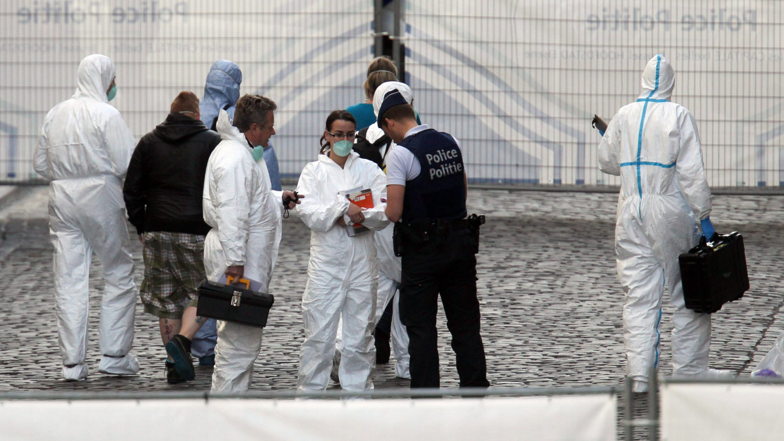Brüsszel, 2014. május 24.Rendőrök a lövöldözés helyszínén Brüsszel belvárosában, a zsidó múzeum előtt, ahol egy férfi tüzet nyitott a járókelőkre 2014. május 24-én. Legkevesebb hárman meghaltak, egy ember pedig súlyosan megsebesült a támadásban.  (MTI/EPA/Olivier Hoslet)