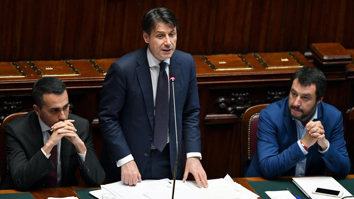 Róma, 2018. június 6.Giuseppe Conte olasz miniszterelnök (k) beszél a kormány programjáról tartandó alsóházi bizalmi szavazás előtt a római parlamentben 2018. június 6-én. Balról Luigi Di Maio munkaügyi, jobbról Matteo Salvini belügyminiszter. Az előző napon az olasz parlament felsőháza, a szenátus bizalmat szavazott a populista Öt Csillag Mozgalom (M5S) és az euroszkeptikus Liga szövetségével létrejött, Giuseppe Conte vezette új kormánynak. (MTI/EPA/Ettore Ferrari)