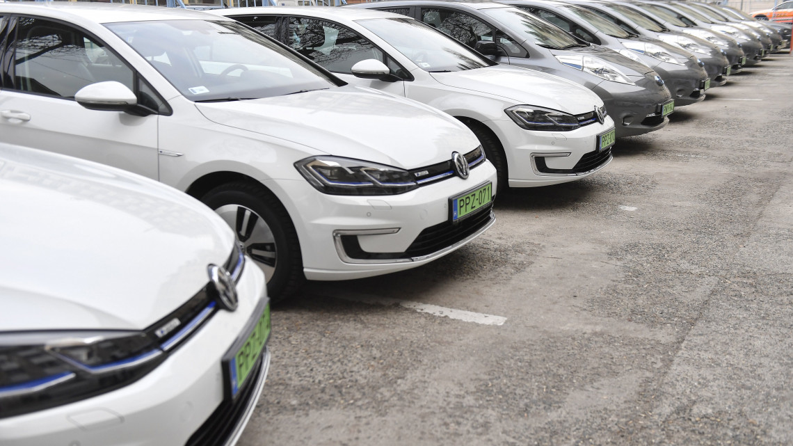 A járművek a több állami intézménynek szánt elektromos autók átadásán Budapesten 2017. december 21-én.