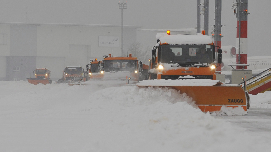 Pozsony, 2013. január 18.Hókotró munkagépekkel takarítják a havat a pozsonyi repülőtéren 2013. január 18-án. (MTI/TASR/Michal Svitok)
