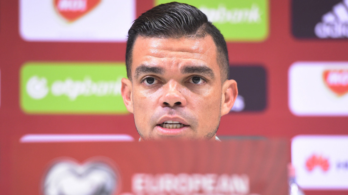Pepe a portugál labdarúgó-válogatott sajtótájékoztatóján a budapesti Groupama Arénában 2017. szeptember 2-án. A portugálok a magyar válogatottal játszanak világbajnoki selejtező mérkőzést Budapesten szeptember 3-án.