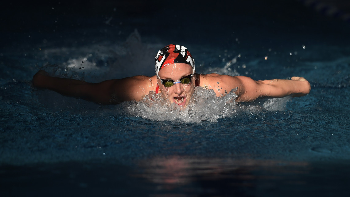 Hosszú Katinka háromszoros olimpiai bajnok úszó edz a fővárosi Duna Arénában tartott sajtótájékoztatója előtt 2018. november 28-án.