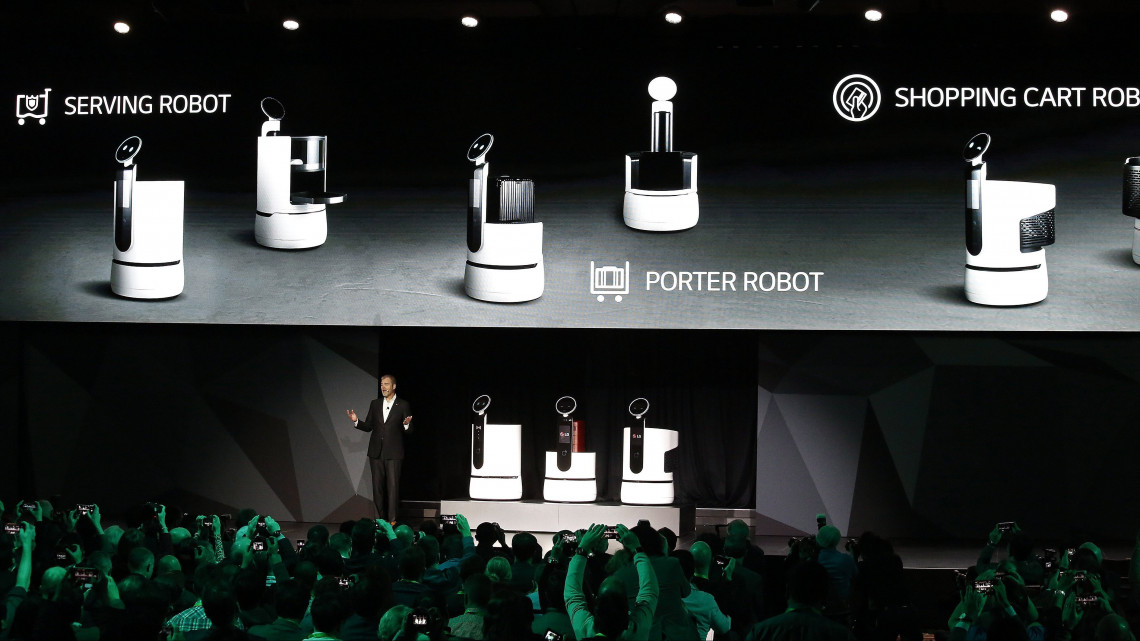 Las Vegas, 2018. január 8.David VanderWaal, az LG Electronics marketingért felelős alelnöke három otthoni robotot mutat be a Nemzetközi Szórakoztatóelektronikai Kiállítás (CES) sajtónapján Las Vegasban 2018. január 8-án. (MTI/EPA/Larry W. Smith)